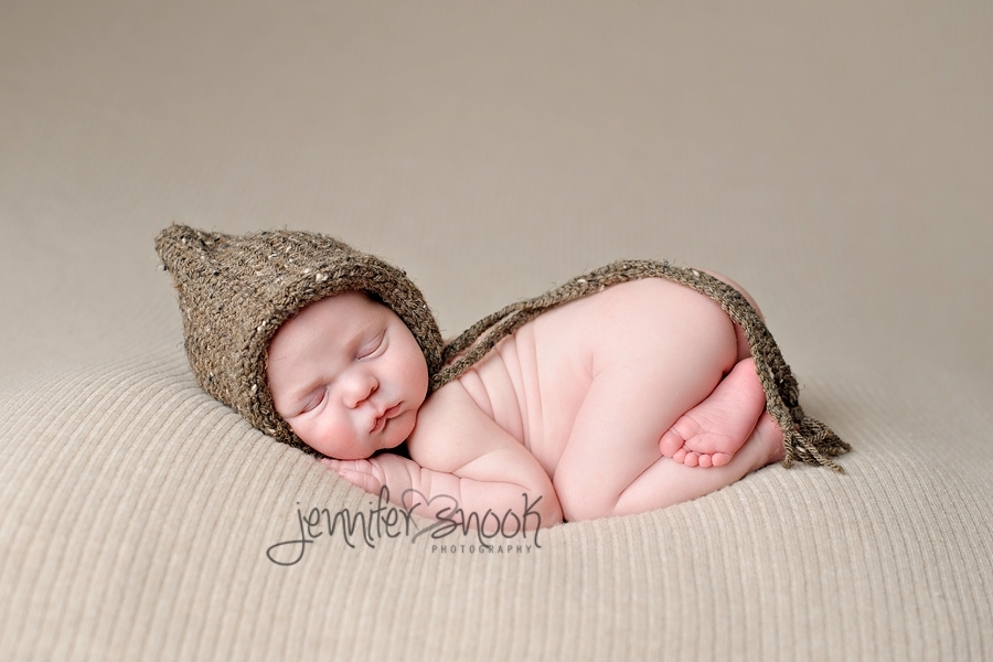 curled up newborn pose